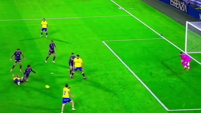 Acción del gol anulado al Cádiz, donde García Pascual entorpece al jugador del Valladolid.
