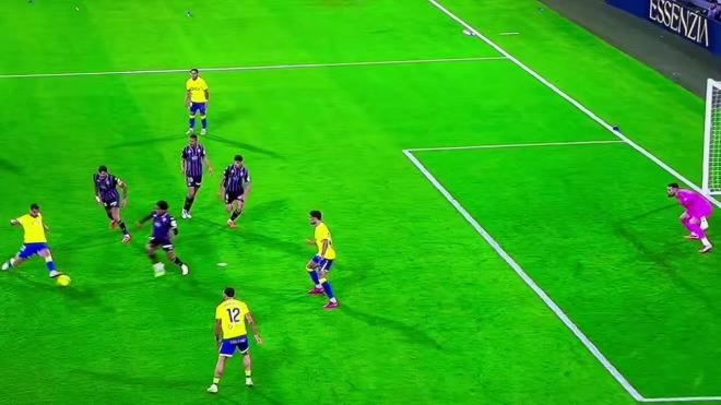 Acción del gol anulado al Cádiz ante el Valladolid.