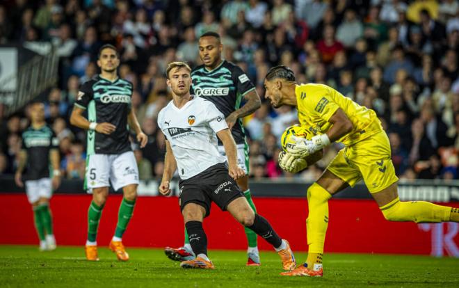 Lucas Beltrán en el Valencia-Betis (Foto: Valencia CF)