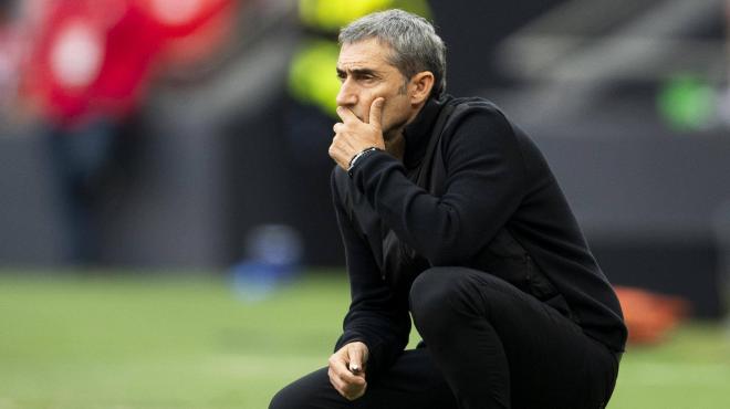 Un pensativo Ernesto Valverde analiza el partido ante el Real Oviedo en San Mamés (Foto: Athletic Club).