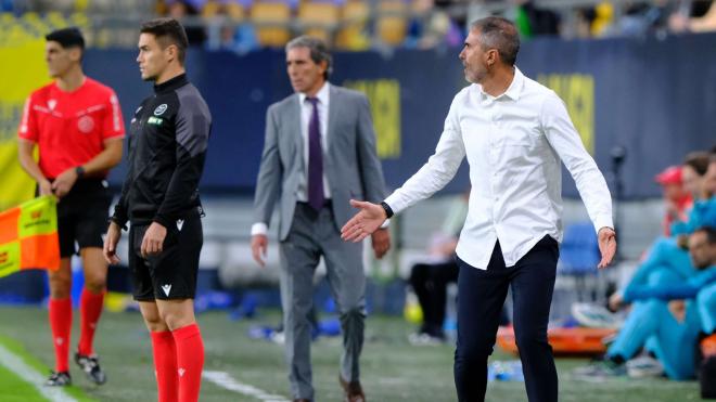 Gaizka Garitano protesta en el Cádiz - Real Valladolid (Foto: LALIGA).