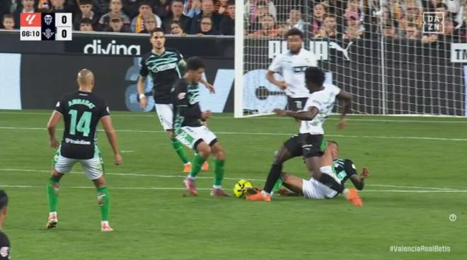 La acción de la tarjeta amarilla que vio Natan en Mestalla.
