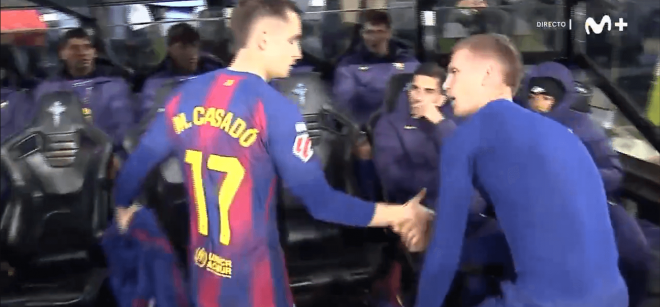 Marc Casadó y Dani Olmo se saludan en Balaídos. (Foto: Movistar)