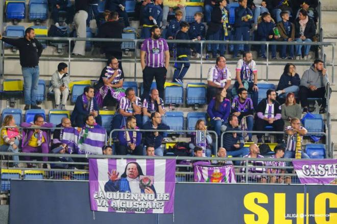 Afición del Real Valladolid ante el Cádiz en el Nuevo Mirandilla.