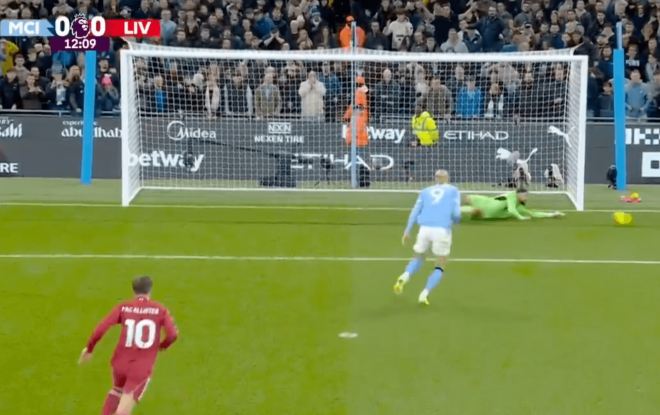 Giorgi Mamardashvili detiene un penalti a Haaland