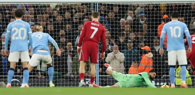 Giorgi Mamardashvili detiene un penalti a Haaland (Foto: EFE)
