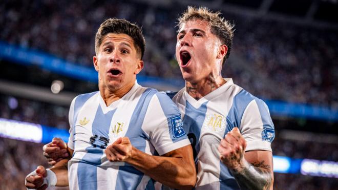 Giuliano Simeone y Enzo Fernández en un partido de Argentina (Cordon Press)