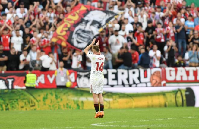 Peque Fernández, aplaudido por el Sánchez-Pizjuán (Foto: Kiko Hurtado).