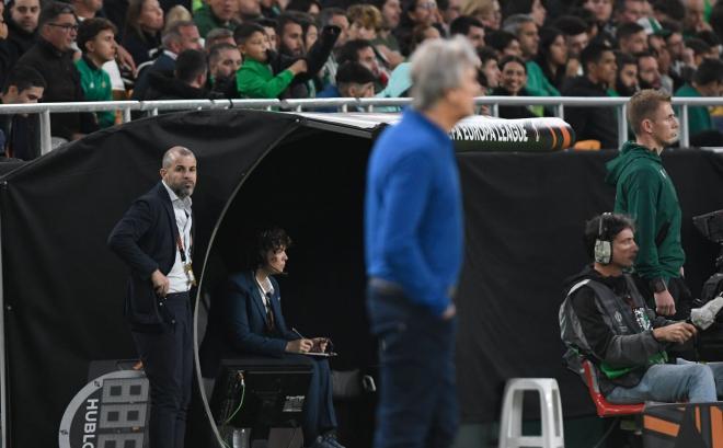 Manuel Pellegrini y Manu Fajardo, en un partido del Betis (Foto: Kiko Hurtado).
