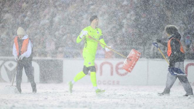 Nathan Ingham retira la nieve en la final de la liga canadiense (Cordon Press)