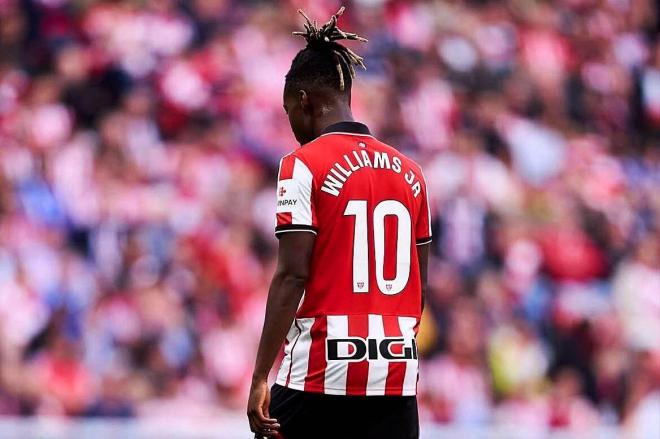 Un cabizbajo Nico Williams camina en un partido en San Mamés (Foto: Athletic Club).