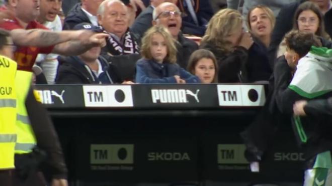 Abde, encarándose con un seguidor del Valencia.