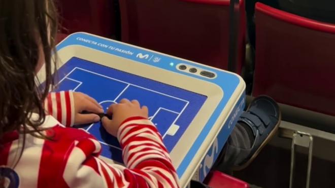 Romeo, el fan del Atleti con discapacidad visual que pudo disfrutar del partido (Instagram: @lucialovesromeo)