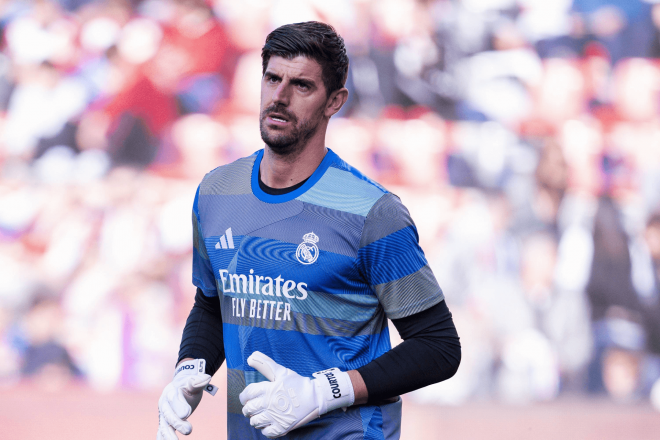 Thibaut Courtois, calentando con el Real Madrid (Foto: Cordon Press).