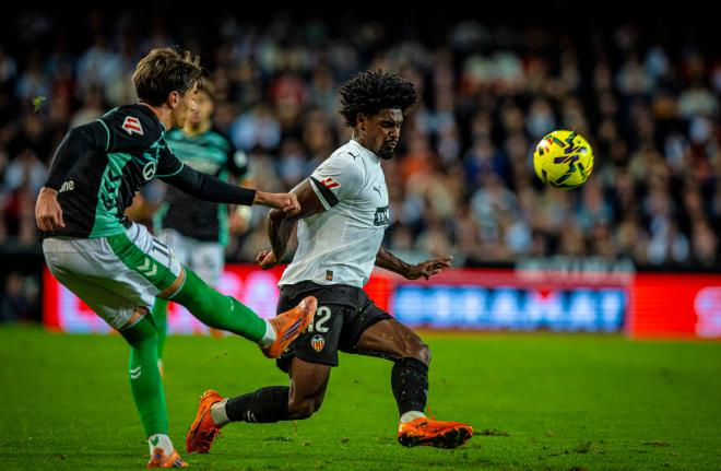 Thierry Rendall ante el Betis (Foto: Valencia CF)