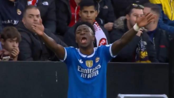 Vinicius reclamando a Courtois que no sacara el balón jugado (Captura de 'DAZN')