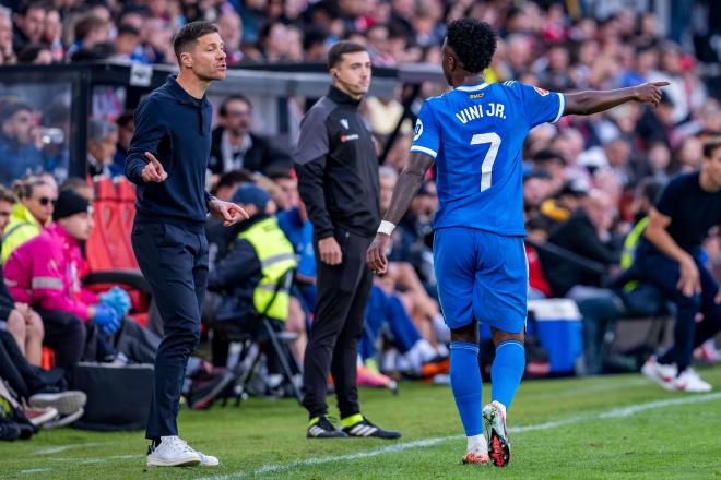 Xabi Alonso y Vinicius (Cordon Press)