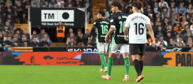 Diego López y Ez Abde en el Valencia - Betis. (Foto: DAZN)
