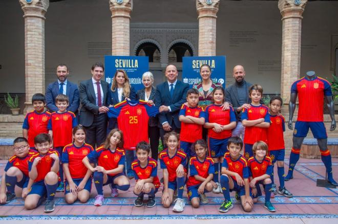 Foto de Familia de la presentación del España-Turquía que se jugará en La Cartuja.