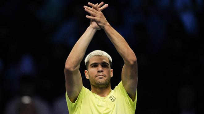 Carlos Alcaraz aplaudiendo tras un partido (Cordon Press)