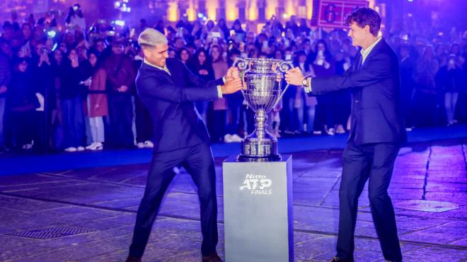 Carlos Alcaraz y Jannik Sinner agarrando en trofeo de las Nitto ATP Finals (Cordon Press)