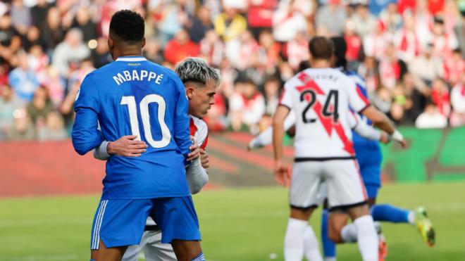 Mbappé forcejeando con Chavarría (EFE)