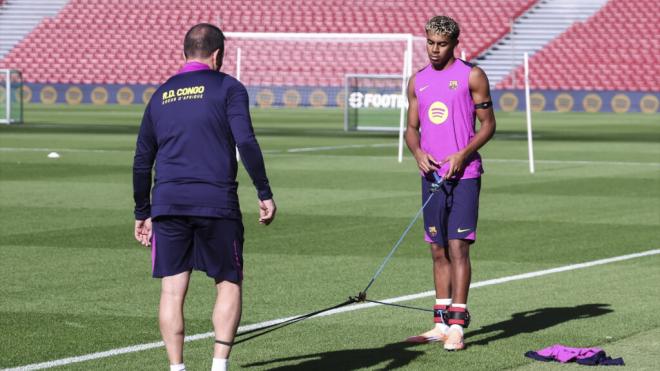 Lamine Yamal, ejercitando su recuperación de la pubalgia en un entrenamiento del Barça (Europa Press).