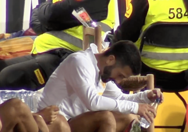 Gayà sufre ante el Real Betis en el banquillo. (Captura TV)