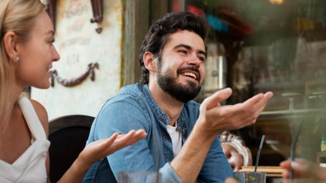 Grupo de amigos charlando en un bar (Foto: Freepik)