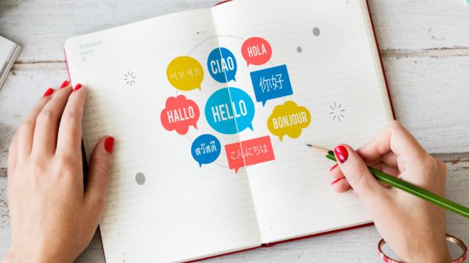 Cuaderno con bocadillos de diálogo con la palabra 'Hola' en diferentes idiomas (Foto: Freepik)