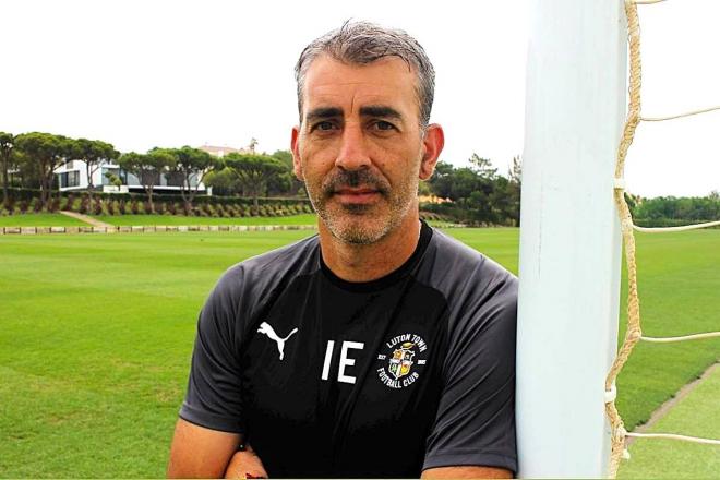 El técnico de porteros guipuzcoano Imanol Etxeberria en su etapa en el Luton Town inglés.