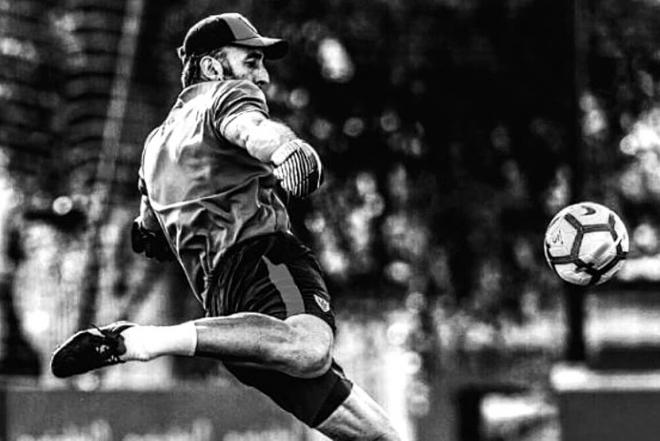 Golpeo perfecto de balón de Imanol Etxeberria, exportero del Athletic Club.