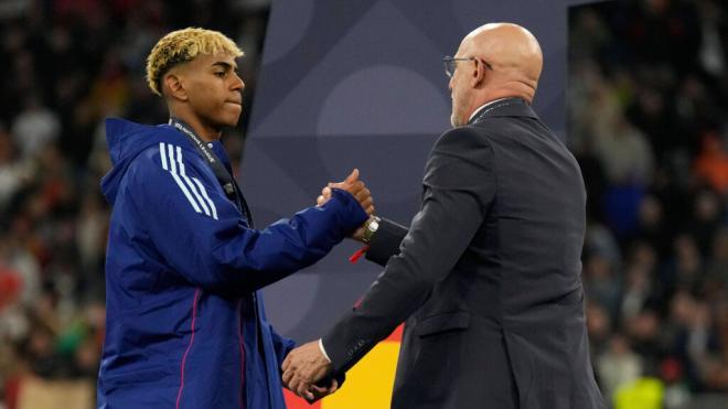 Lamine Yamal y Luis de la Fuente tras un partido de la Selección Española (Fuente: Cordon Press)