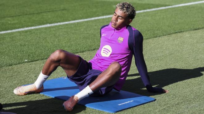 Lamine Yamal, ejercitando su recuperación de la pubalgia en un entrenamiento del Barça (Europa Pr
