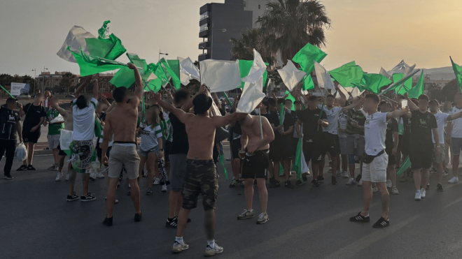Miembros de Juventudes Verdiblancas, ultras del Racing (Foto: @JJVV86).