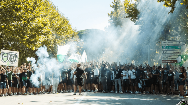 Miembros de Juventudes Verdiblancas, ultras del Racing (Foto: @JJVV86).