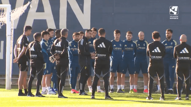 Rubén Sellés charla con los jugadores del Real Zaragoza en el entrenamiento (Imagen: Aragón TV).