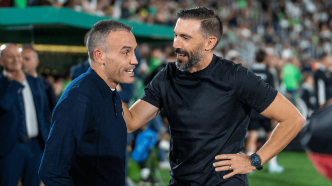 Sergio Francisco charla con Eder Sarabia en el Elche-Real Sociedad (Foto: Cordon Press).