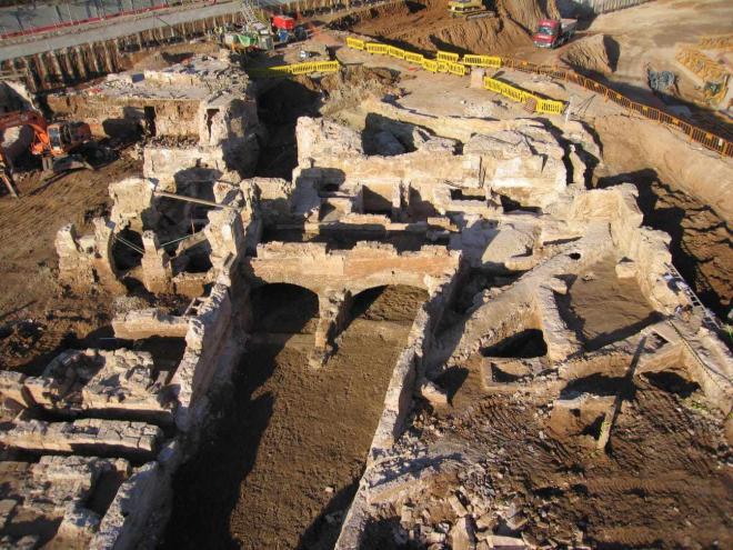 Vista general de los restos del molino de la Marquesa, con el casal sobre la acequia de Mestalla y