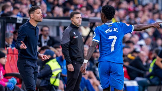 Xabi Alonso y Vinicius Jr durante un partido del Real Madrid (Fuente: Cordon Press)