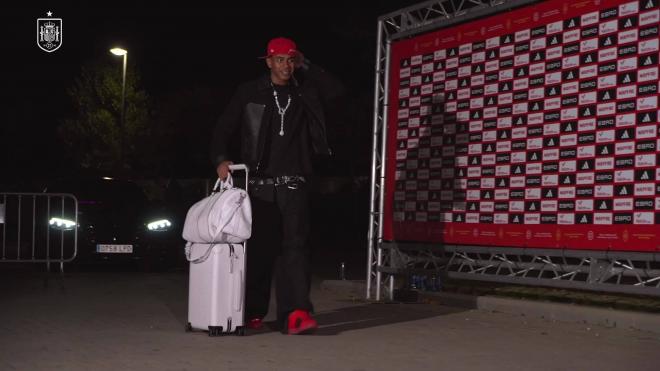 Lamine Yamal llega a la concentración en Las Rozas (Foto: SEFutbol).