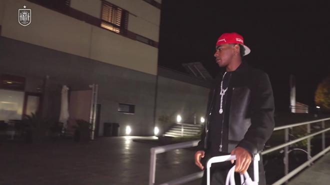 Lamine Yamal llega a la concentración en Las Rozas (Foto: SEFutbol).