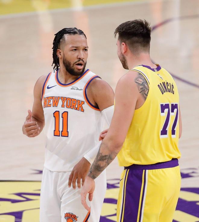 Jalen Brunson y Luka Doncic en un partido entre los Knicks y los Lakers. Fuente CordonPress.