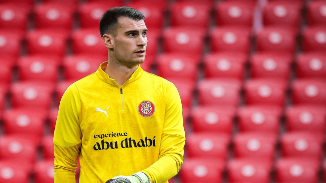 Dominik Livakovic, en un calentamiento con el Girona (Foto: Cordon Press).