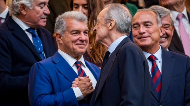 Florentino Pérez y Joan Laporta dándose la mano (Fuente: Cordon Press)