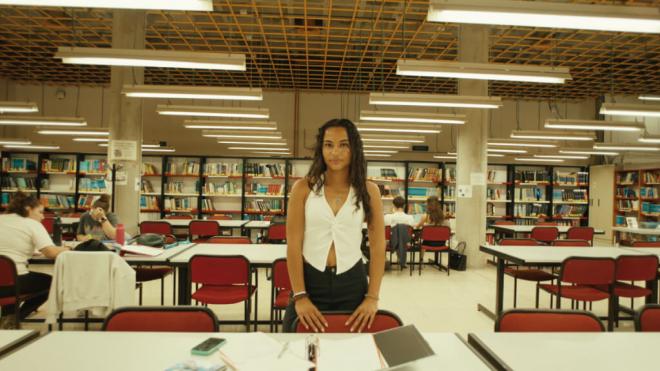 Atxa Delgado en la escuela estudiando (NFL)
