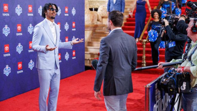 Jayden Daniels en la alfombra roja del draft de la NFL (Cordon Press)