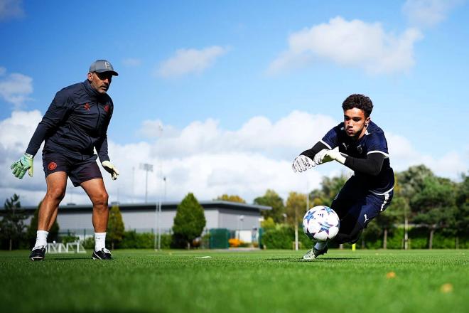 Plano de Imanol Etxeberria trabajando con un portero en la Academia del Manchester City inglés.