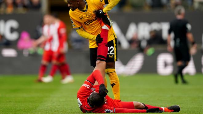 Nelson Semedo estira la pierna de Vinicius Souza tras sufrir una lesión (Foto: Europa Press)