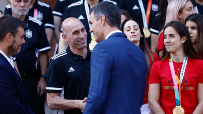 Rubiales saluda a Pedro Sánchez en a recepción de las campeonas (Europa Press)